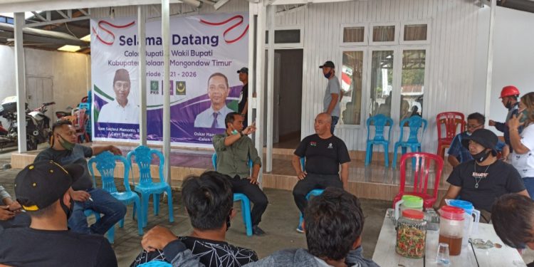 SSM saat berencengkrama dengan masyarkat di Kecamatan Mooat di Sekretariat pemenangan Desa Modayag