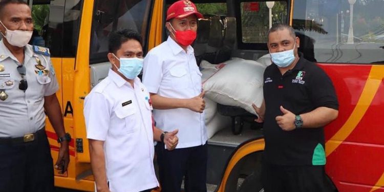 Bupati Bolsel, Hi Iskandar Kamaru menyerahkan bantuan kepada Pemkot Manado untuk disalurkan kepada korban banjir dan longsor