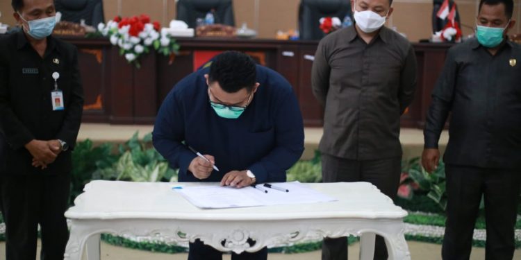 Ketua DPRD Boltim saat menandatangani naskah usuluan pemberhentian Bupati dan Wakil Bupati Boltim periode 2016 2021 Kilas Totabuan