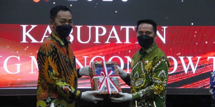 Bupati Sachrul Menyerahkan LKPD Boltim Tahuan Anggran 2020 ke Kepala BPK Sulut