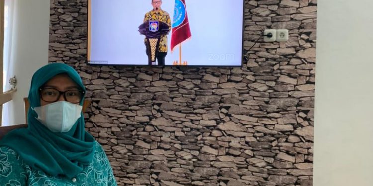 Ketua TP-PKK Boltim, Seska Ervina Budiman Saat Mengikuti Peringatan HKG Ke-49 Tahun dan Pembukaan Rakernas PKK. secara virtual