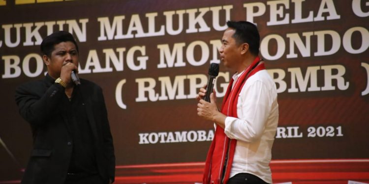 Bupati Sachrul berduet bersama Penyanyi Berdarah Maluku Marvey Kaya Melantunkan Lagu Poco-Poco