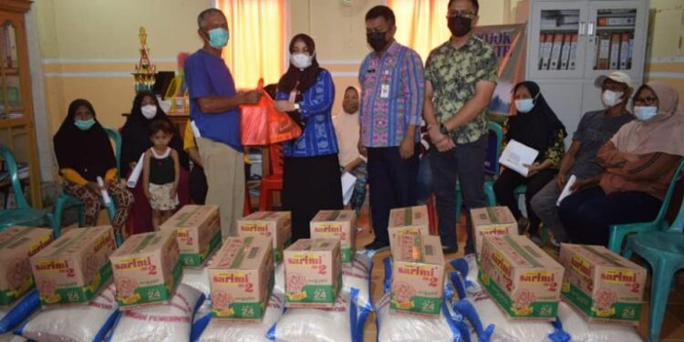 Penyaluran bantuan sembako dari Dinas Ketahanan Pangan Kotamobagu ke warga Desa Bungko 768x512 1 Kilas Totabuan
