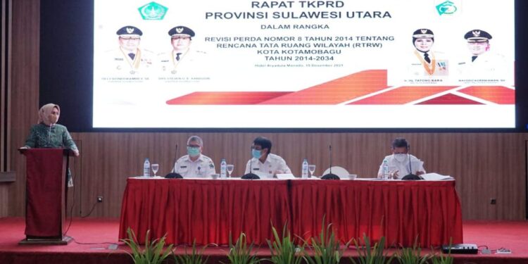 Wali Kota Kotamobagu Tatong Bara saat menyampaikan sambutan dalam rapat bersama TKPRD Provinsi Sulut, di Hotel Aryaduta Manado. (Foto : Istimewa )
