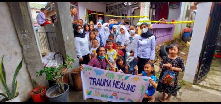 DP3A, UPTD PPA Kotamobagu dan Forum Anak Daerah saat mengunjungi anak-anak Korban Bencana Kebakaran di Kelurahan Gogagoman.