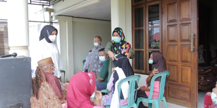 Wali Kota Kotamobagu, Tatong Bara (kemeja putih) turun langsung mendampingi warga melakukan vaksinasi Covid-19