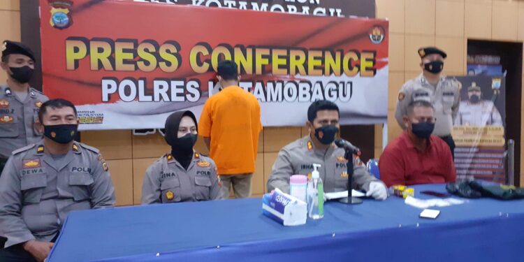 Kapolres Kotamobagu, AKBP Irham Halid S.I.K saat melakukan Press Conference penagkapan pengedar Narkoba jenis sabu. (Foto:Anggi)