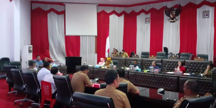 DPRD Kotamobagu bersama dinas terkait saat melakukan RDP di ruang rapat Paripurna. (Foto:Anggi)