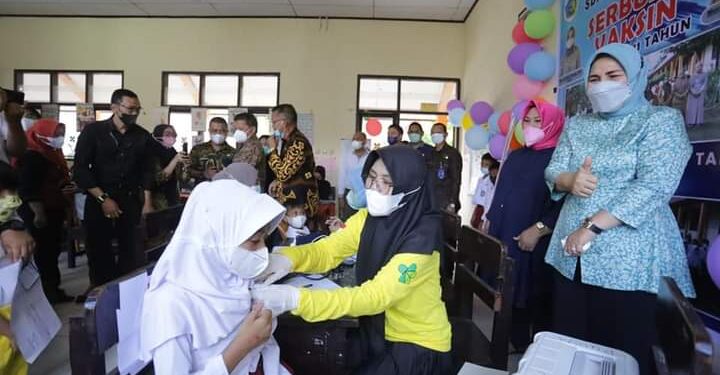 Wali Kota Kotamobagu, Tatong Bara meninjau pelaksanaan vaksinasi Covid-19 bagi Anak Usia 6 - 11 Tahun, di SDN III Kelurahan Mongkonai. (Foto : Istimewa)