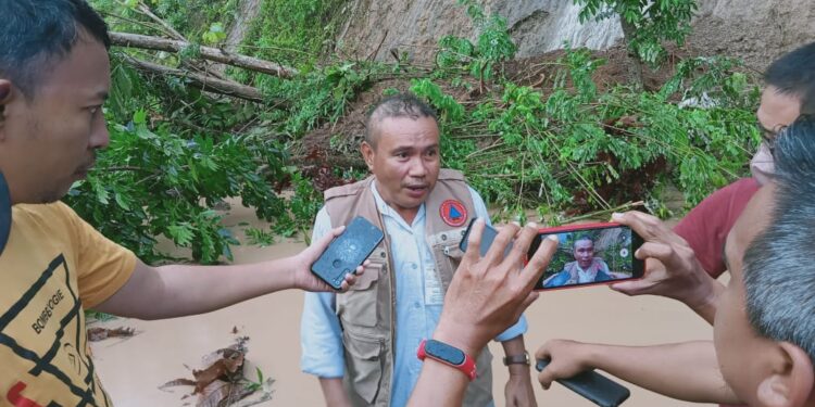 Kepala DPBD Kotamobagu, Alfian Hasan saat di Lokasi Terjadinya Longosr di Jalan Trans Sulawesi Kelurahan Mongkonai