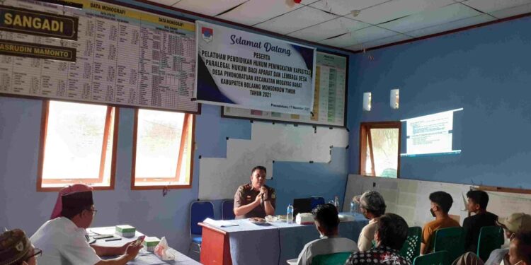 Aparatur Pemerintah Desa Pinonobatuan saat mengikuti pelatihan pendidikan hukum. (Foto:Anggi)