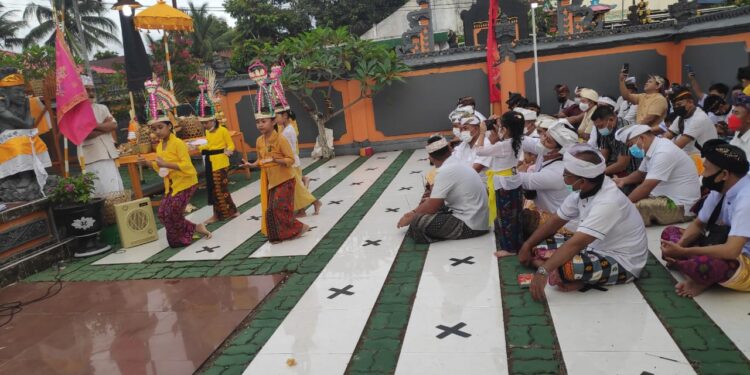 Suasana perayaan tradisi Melasti di Pura Jagatnatha Kelurahan Mogolain, Kecamatan Kotamobagu Barat. (Foto : Pengurus PHDI Kotamobagu).