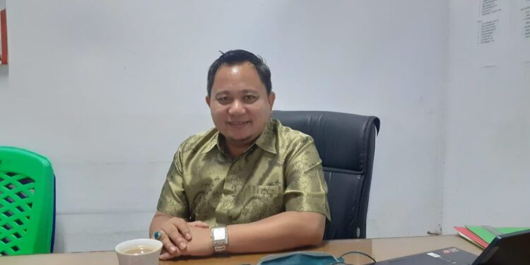 Ketua Komisi II DPRD Kotamobagu, Jusran Deby Mokolanot. (Foto : Kilastotabuan.com / Anggi).