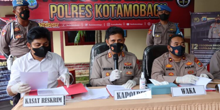 Kapolres Kotamobagu, AKBP Irham Halid S.I.K, saat melakukan Press Conference. (Foto:Humas Polres Kotamobagu).