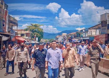 Ketua DPRD Meiddy Makalalag saat Turun Ke Pasar Serasi. (Foto:Kilastotabuan.com).