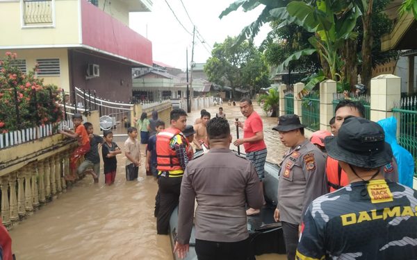 Polda Sulut saat membantu penanganan banjir Manado Kilas Totabuan