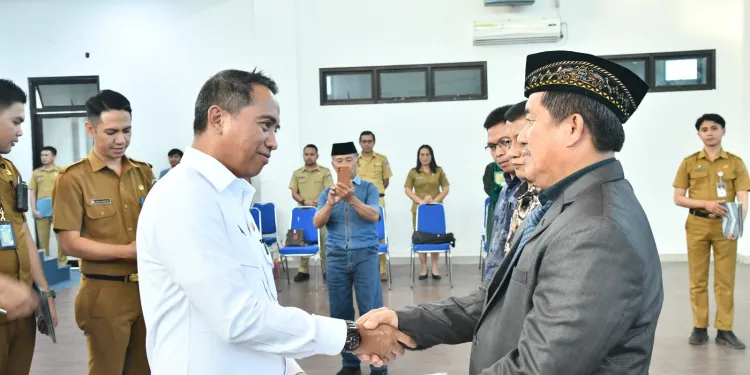 Bupati Sam Sachrul Mamonto berjabat tangan dengan Asral Mamonto Usai Pelantikan Kilas Totabuan