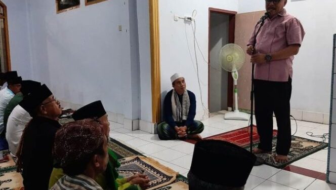 Limi Mokodompit saat Tarling di Masjid Al Mukhlisin Desa Kopandan