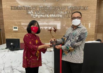 Bupati Limi Mokodompit saat menerima penghargaan Kabupaten Layak Anak dari Kementerian-PPA